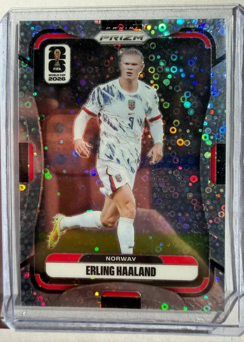 Erling Haaland, Panini Prizm FIFA World Cup 2026 Disco Prizm, karta 333 — awers z tłem w tęczowe kółka i piłkarzem w białym stroju reprezentacji Norwegii