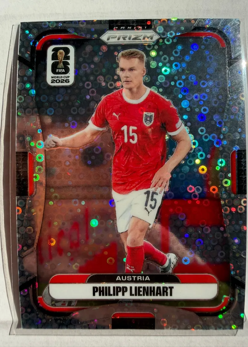 Philipp Lienhart, Panini Prizm FIFA World Cup 2026 Disco Prizm, karta 151 — awers z tłem w tęczowe kółka i piłkarzem w czerwonym stroju reprezentacji Austrii z numerem 15