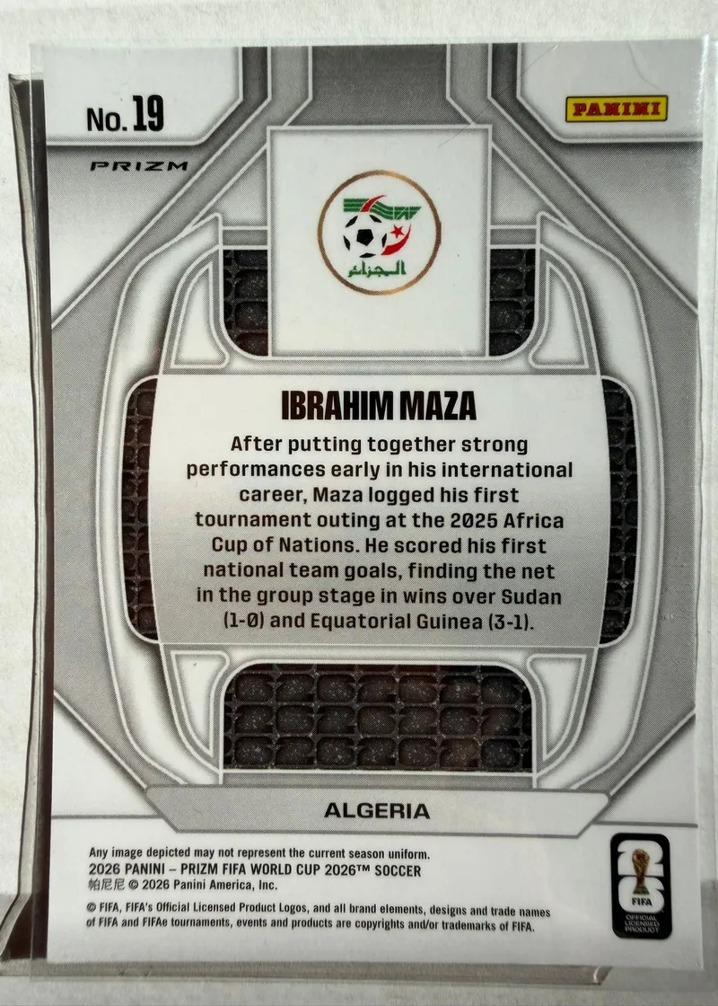 Ibrahim Maza, Panini Prizm FIFA World Cup 2026, karta 19 — rewers z herbem federacji Algierii i opisem Pucharu Narodów Afryki