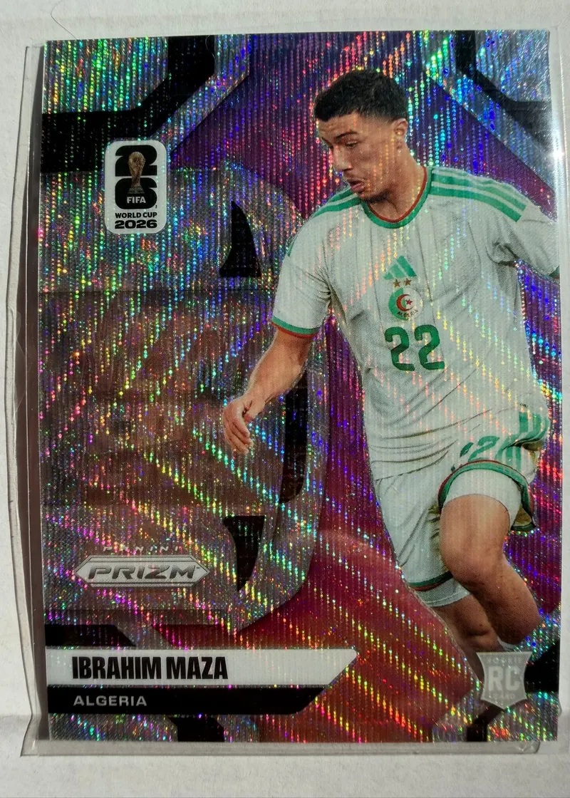Ibrahim Maza, Panini Prizm FIFA World Cup 2026 Silver Prizm, karta 19 — awers z oznaczeniem RC, srebrnym, falistym połyskiem i piłkarzem w białym stroju reprezentacji Algierii z numerem 22