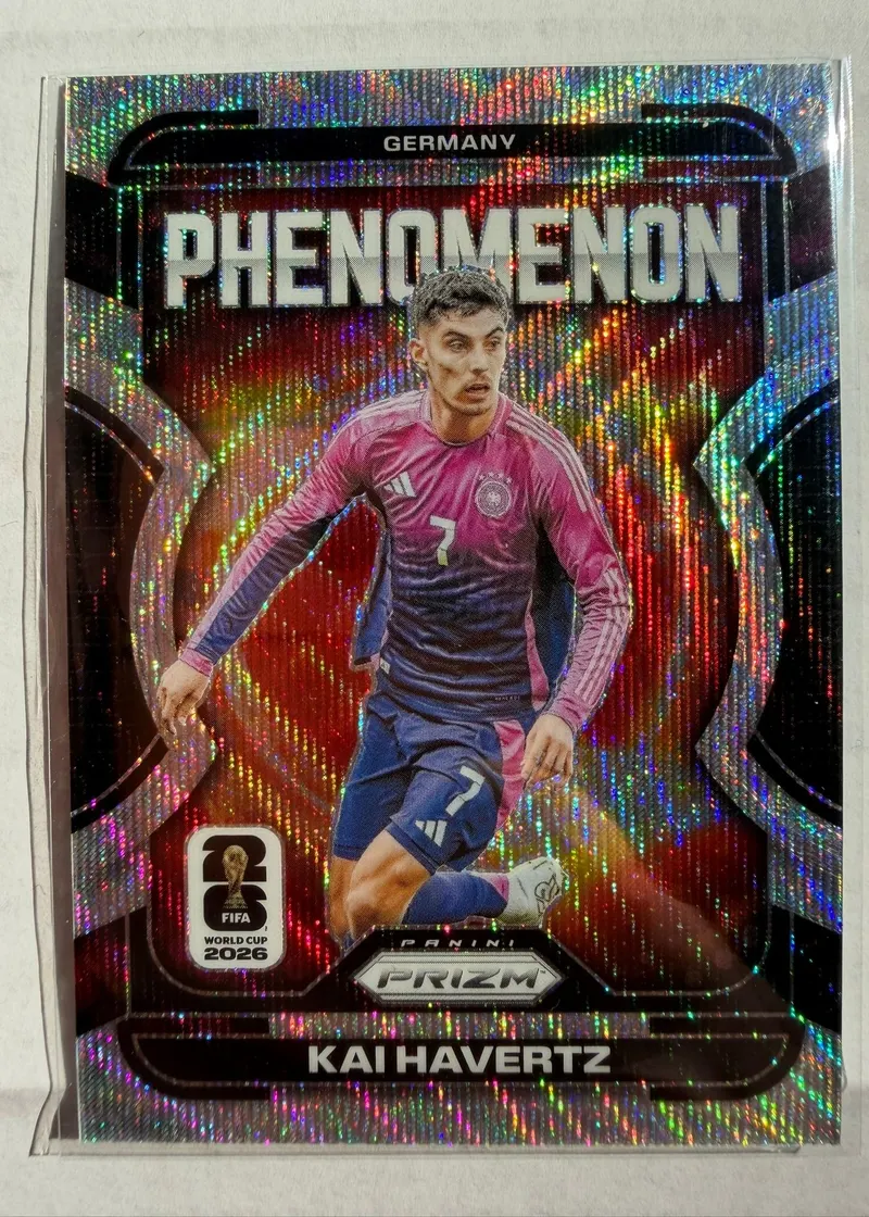 Kai Havertz, Panini Prizm FIFA World Cup 2026 Phenomenon Silver Prizm, karta 4 — awers z napisem PHENOMENON, srebrnym falistym połyskiem i piłkarzem w różowym stroju reprezentacji Niemiec z numerem 7