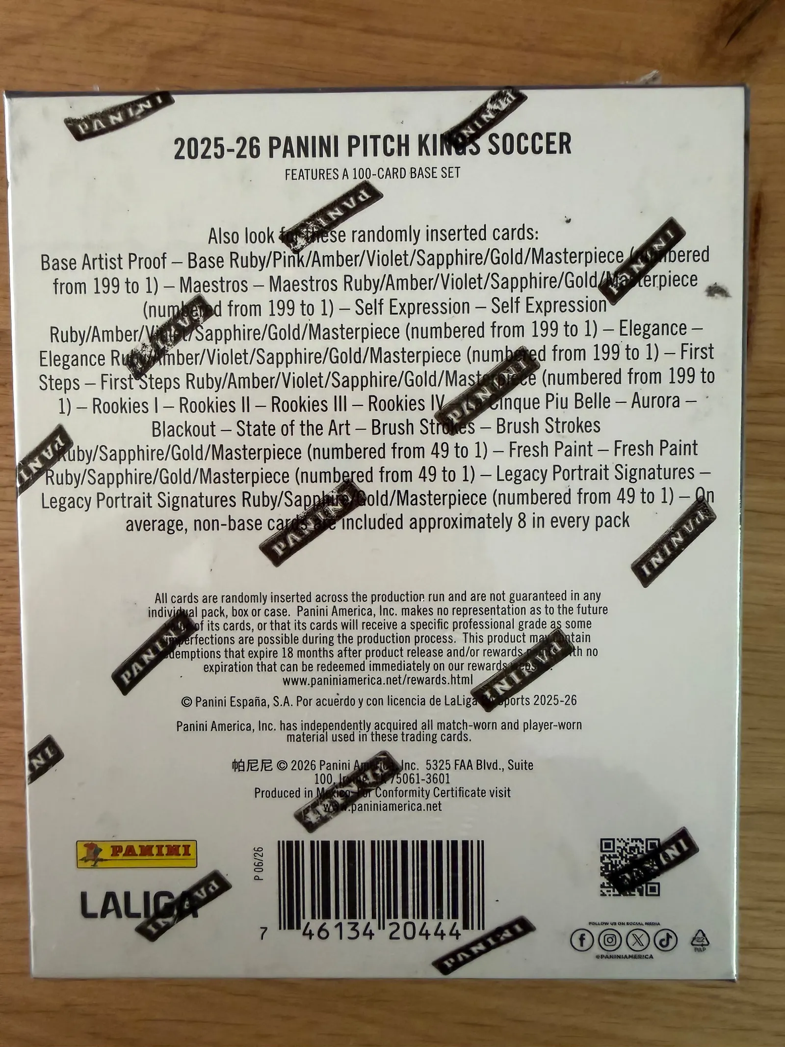 Panini Pitch Kings 2025/26, tył hobby boxa z listą podserii, wariantów numerowanych i informacjami producenta
