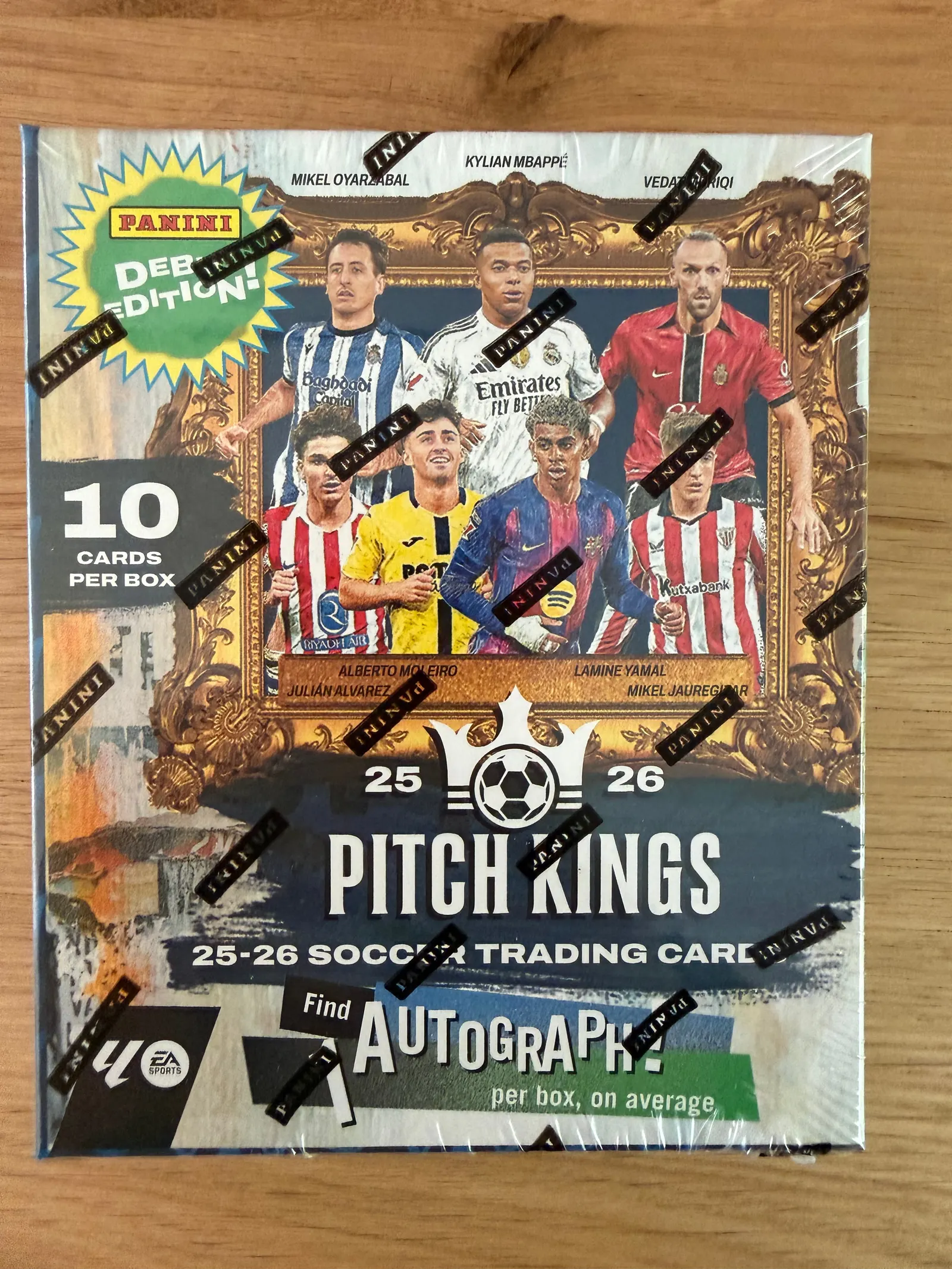 Panini Pitch Kings 2025/26, nieotwarty hobby box, front opakowania ze złotą ramą obrazu i zawodnikami LaLiga