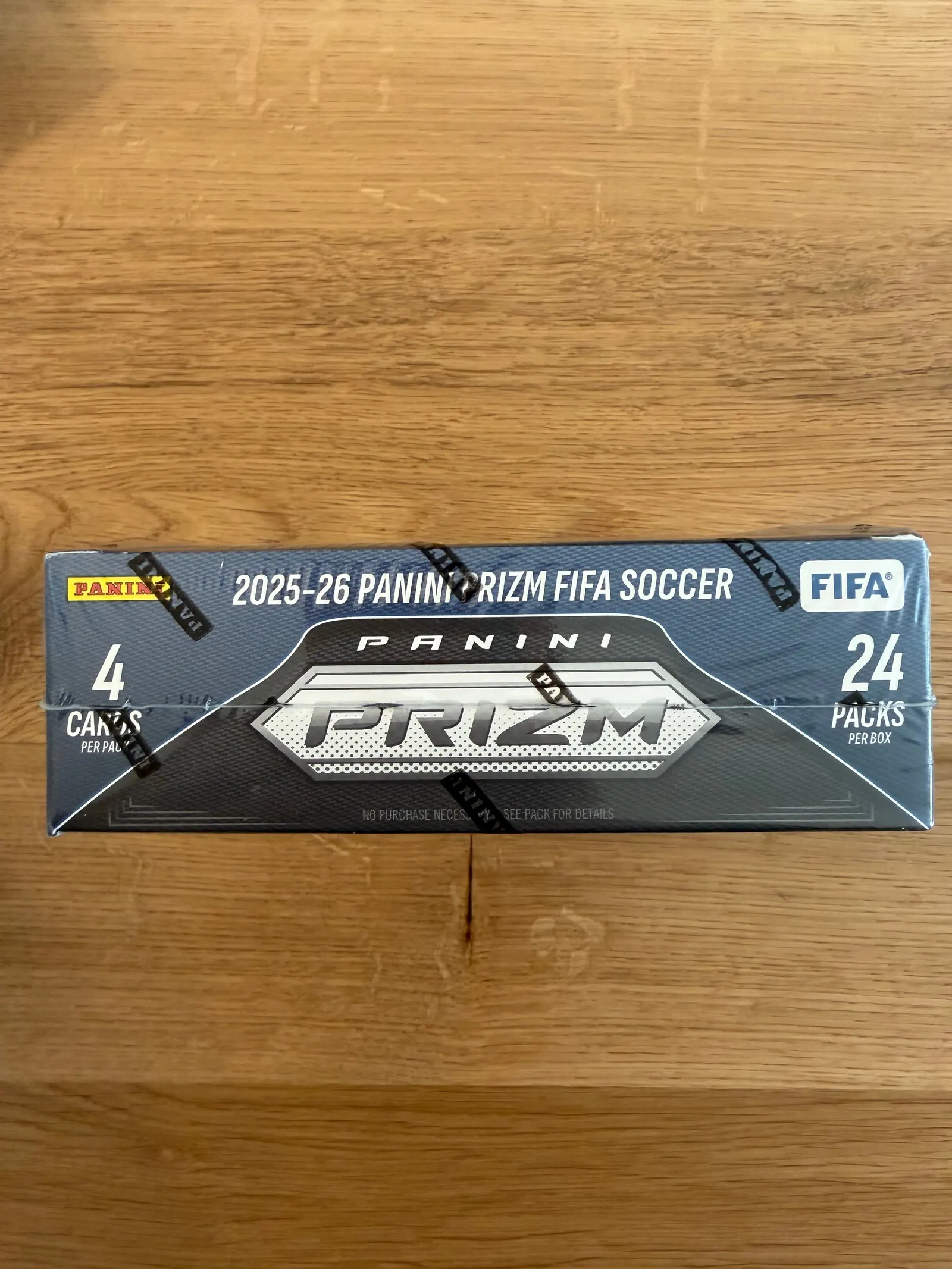 Panini Prizm FIFA Soccer 2025/26, bok retail boxa z napisem 2025-26 Panini Prizm FIFA Soccer, 4 cards per pack i 24 packs per box