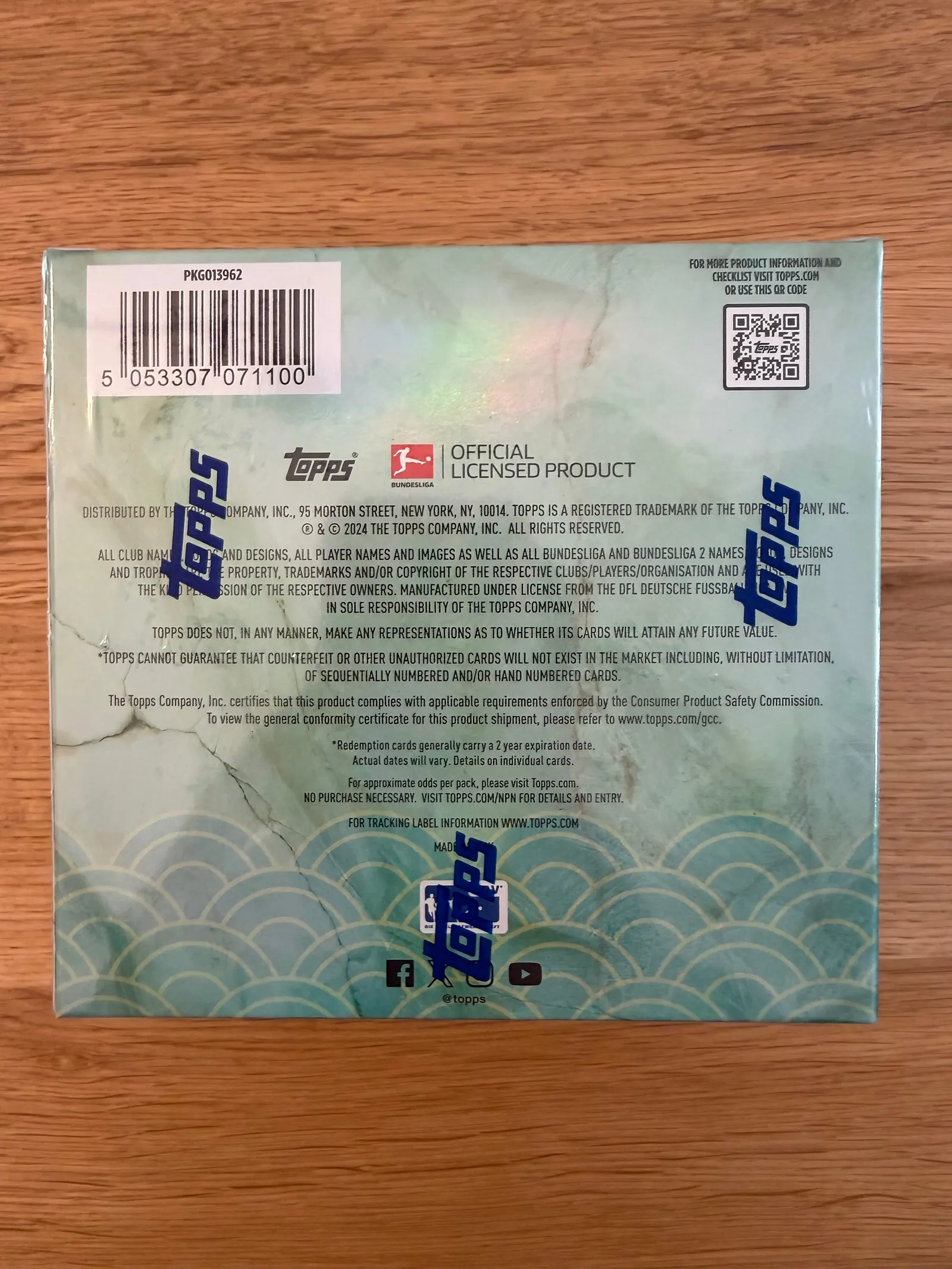 Topps Bundesliga Jade Edition 2023/24, tył hobby boxa z informacjami producenta, kodem kreskowym i kodem QR do checklisty