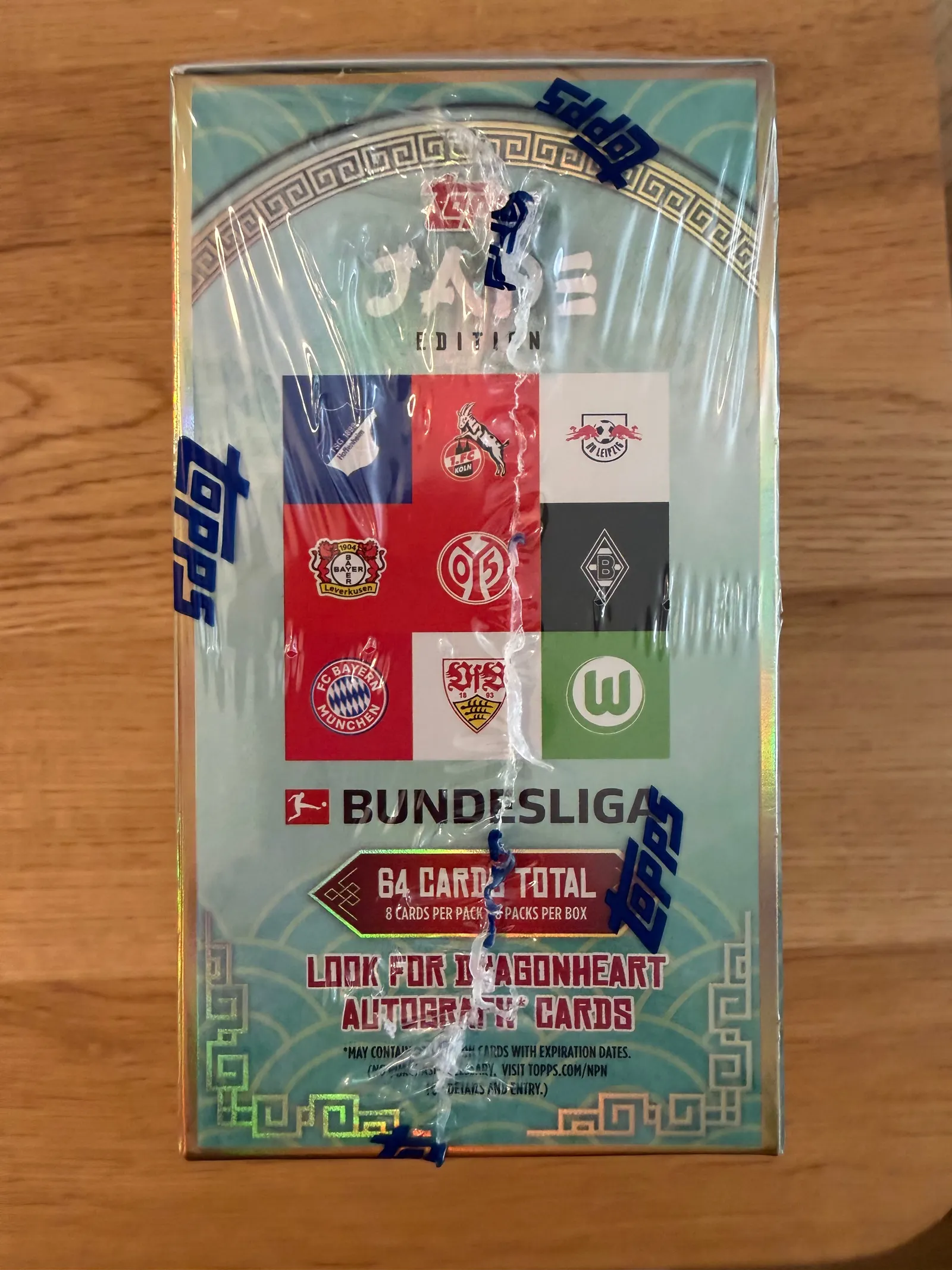 Topps Bundesliga Jade Edition 2023/24, bok hobby boxa z herbami klubów i napisem 64 cards total, 8 cards per pack, 8 packs per box