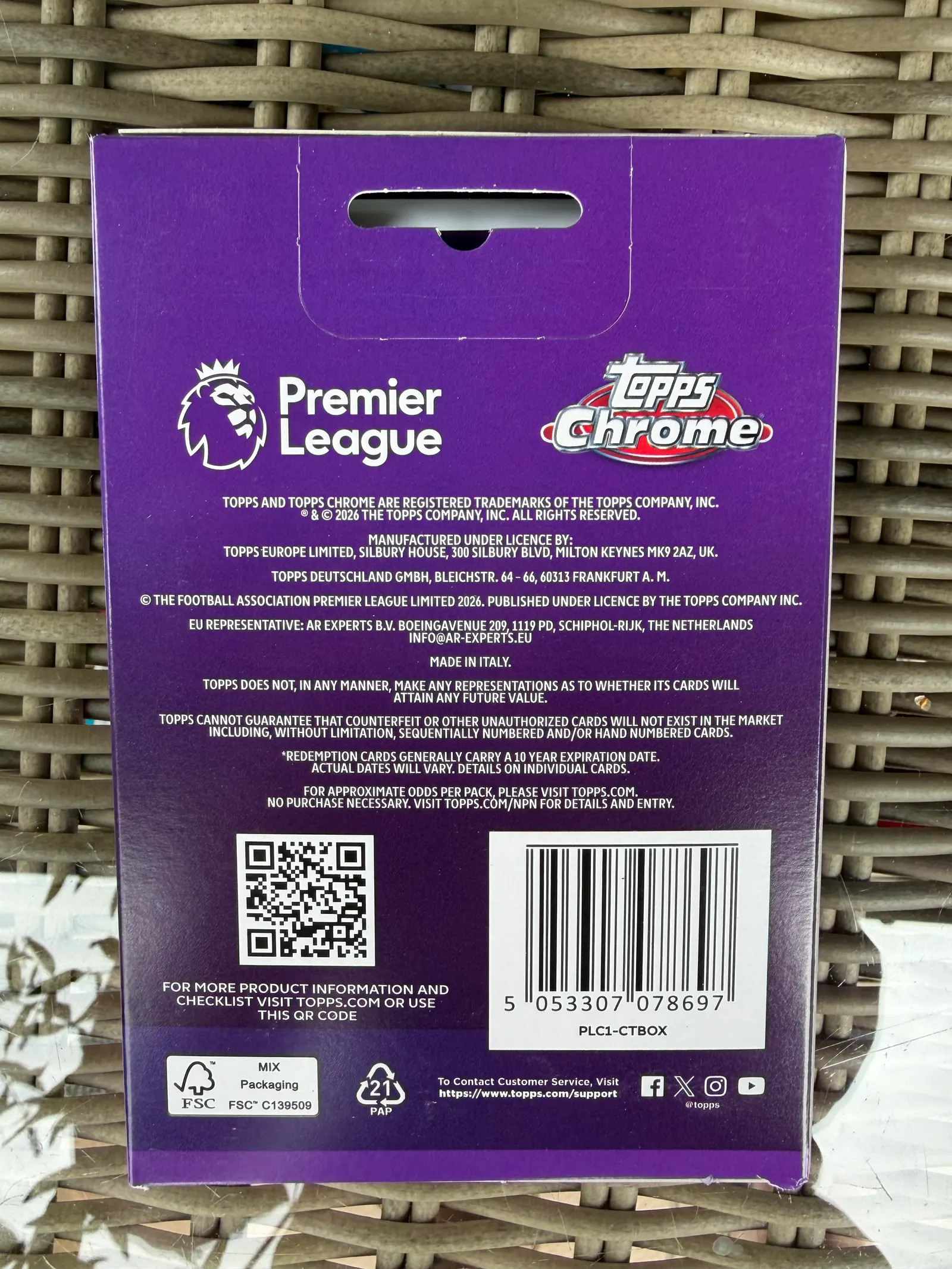 Topps Chrome Premier League 2026, tył puszki z kodem kreskowym, numerem katalogowym PLC1-CTBOX i informacjami producenta
