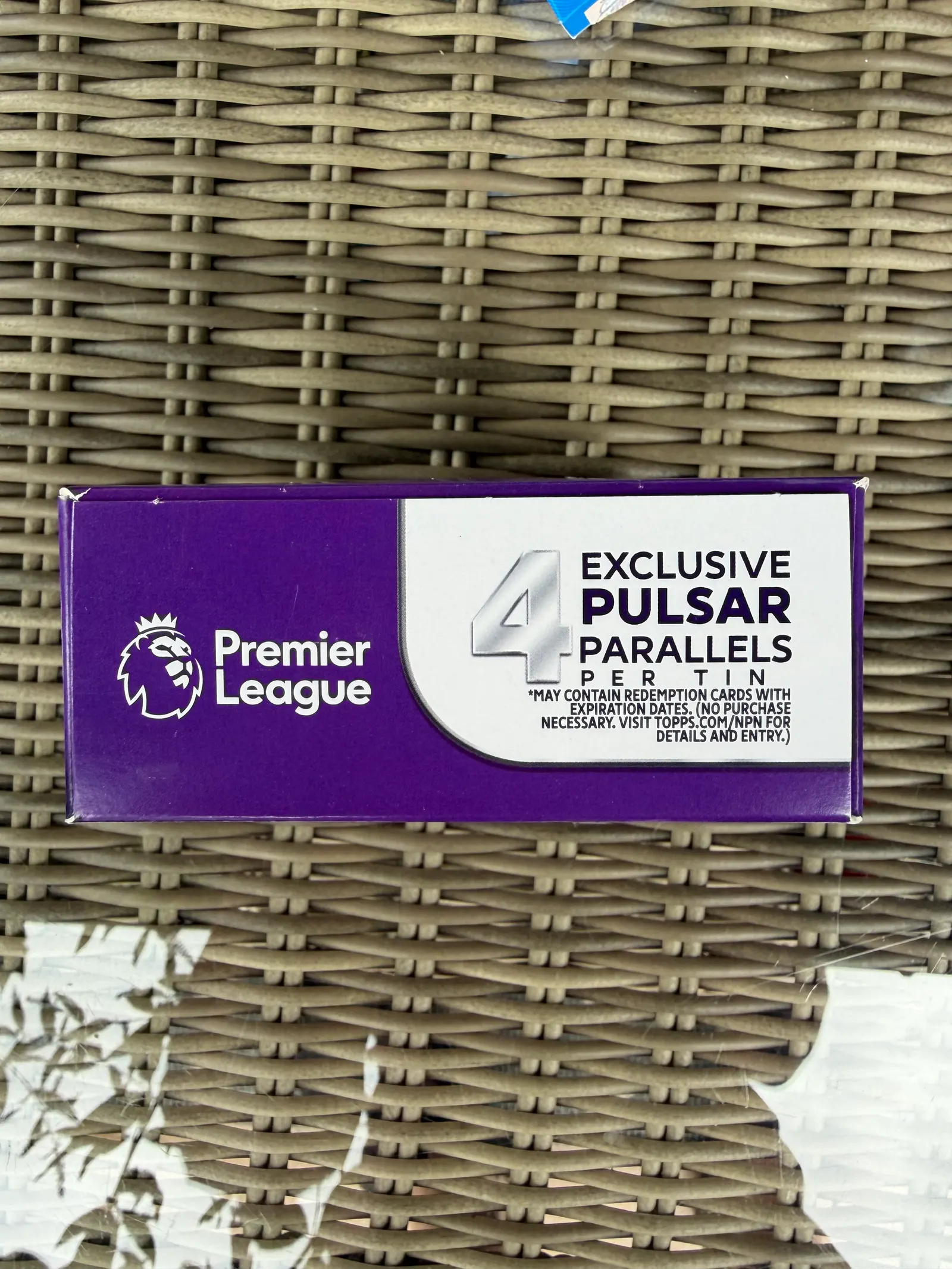 Topps Chrome Premier League 2026, bok puszki z napisem 4 exclusive Pulsar parallels per tin