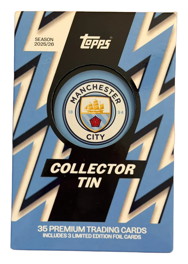Topps Manchester City Collector Tin 2025/26, nieotwarte opakowanie, front z herbem klubu w okienku na błękitno-czarnym wzorze zygzaków i napisem 35 premium trading cards