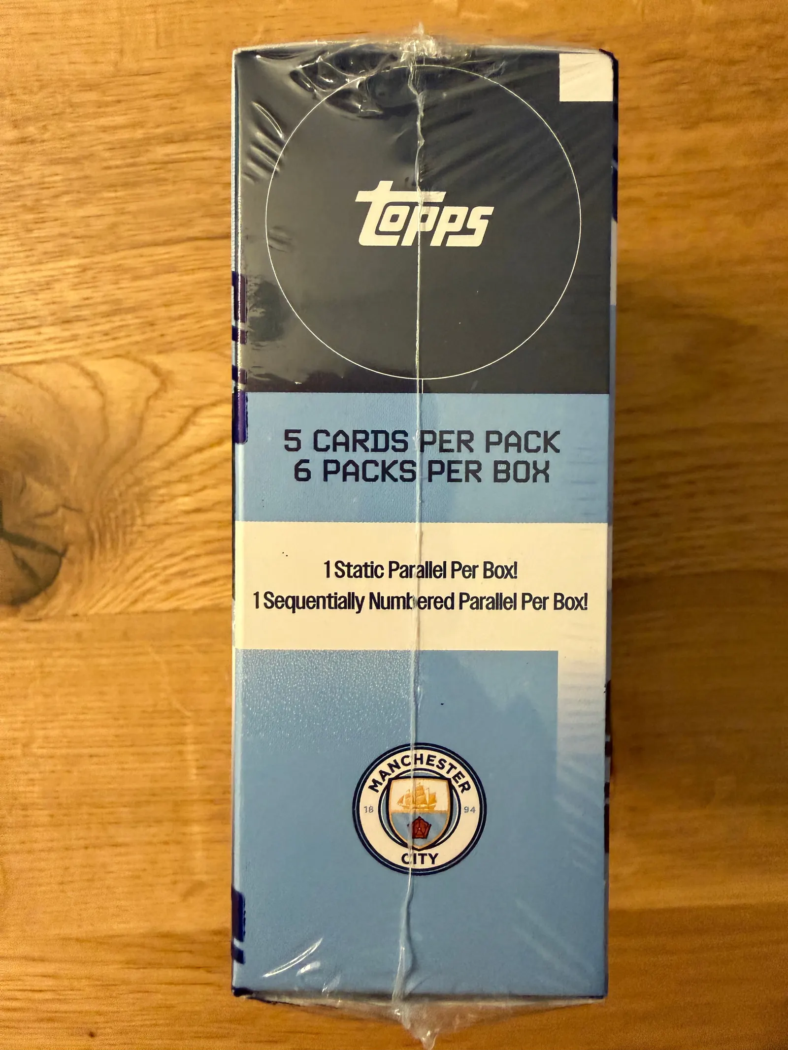 Topps Manchester City Team Set 2024/25, bok boxa z napisem 5 cards per pack, 6 packs per box oraz 1 static parallel i 1 sequentially numbered parallel per box