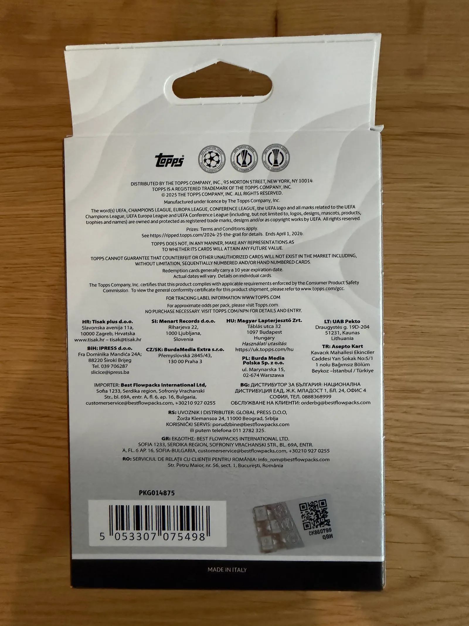 Topps UEFA Club Competitions Flagship Edition 2024/25, tył hanger boxa z danymi producenta, listą dystrybutorów, kodem kreskowym i napisem made in Italy