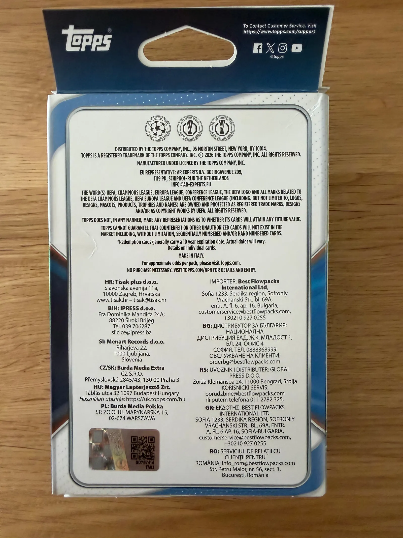 Topps UEFA Club Competitions Flagship Edition 2025/26, tył hanger boxa z informacjami producenta, hologramem i danymi dystrybutorów