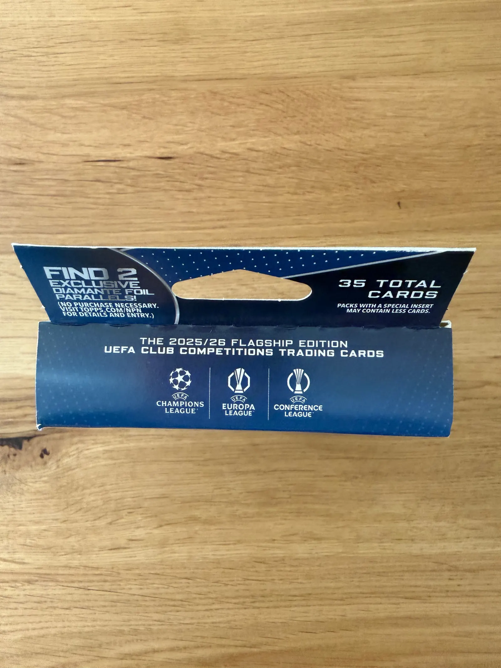 Topps UEFA Club Competitions Flagship Edition 2025/26, bok hanger boxa z napisem 35 total cards i logo Ligi Mistrzów, Ligi Europy i Ligi Konferencji